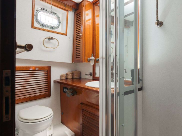 SEATZEN Psaros 21m - master cabin bathroom SEATZEN Psaros 21m - master cabin bathroom