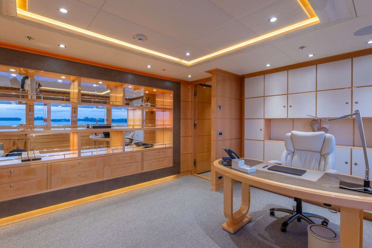 Charter Yacht SOUTH - Heesen 55m - 6 Cabins - Nassau - Exumas - Bahamas