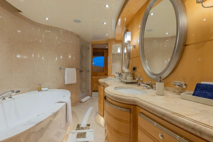 Charter Yacht SOUTH - Heesen 55m - 6 Cabins - Nassau - Exumas - Bahamas