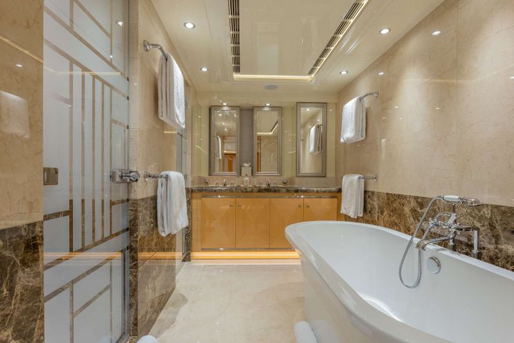 Charter Yacht SOUTH - Heesen 55m - 6 Cabins - Nassau - Exumas - Bahamas