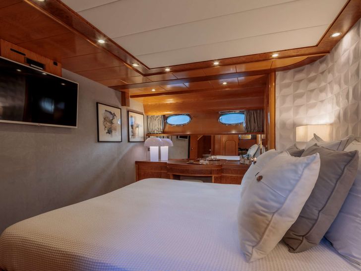 VA BENE Posillipo Technema 80 - master cabin with TV VA BENE Posillipo Technema 80 - master cabin with TV