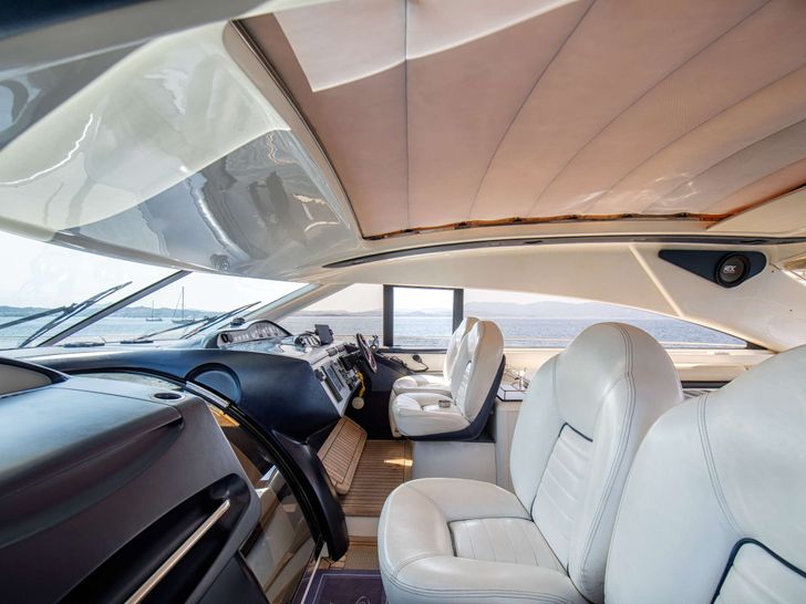 EVENIA - Pincess UK 65 - cockpit EVENIA - Pincess UK 65 - cockpit