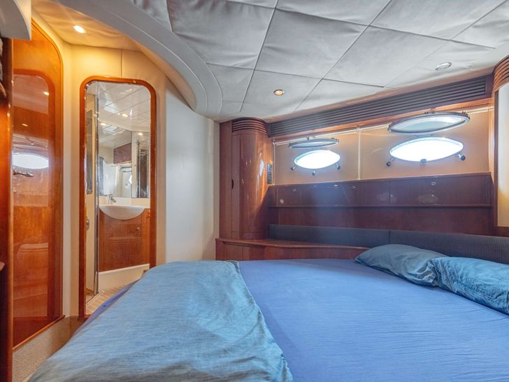 EVENIA - Pincess UK 65 - double cabin 1 EVENIA - Pincess UK 65 - double cabin 1