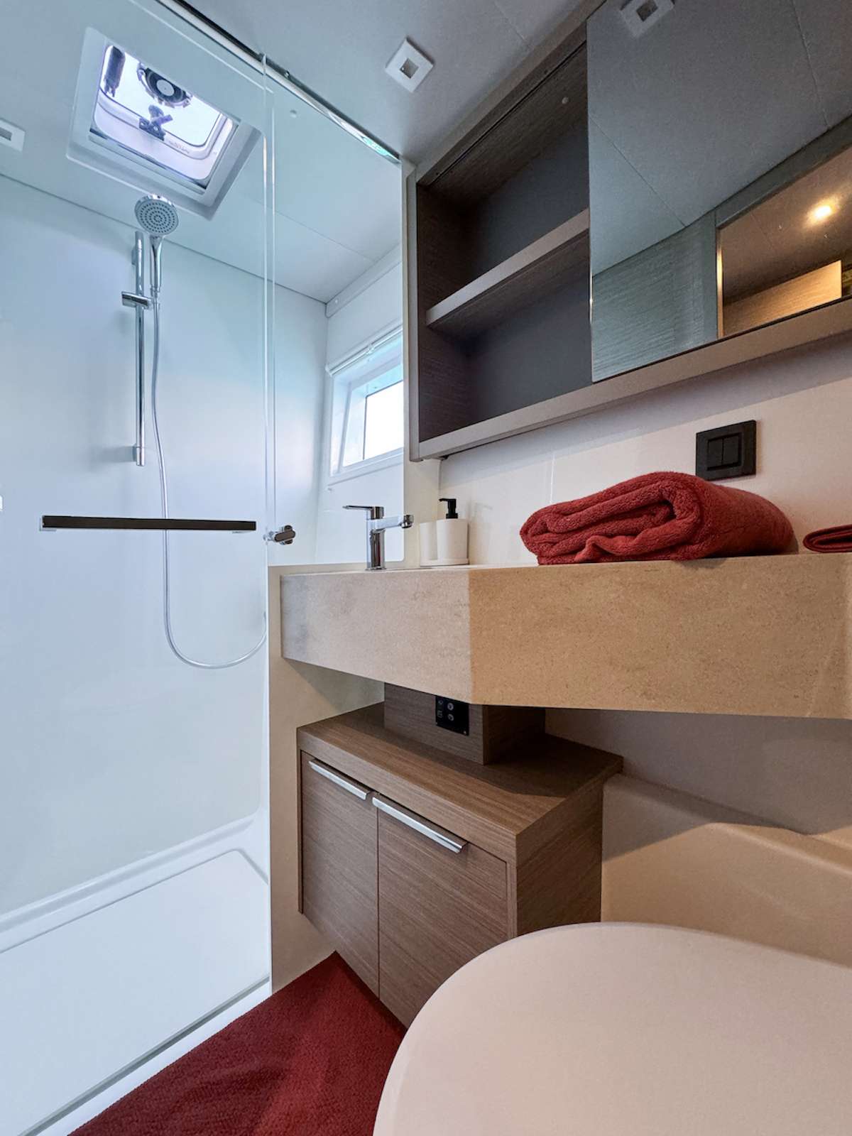 YOFF Lagoon 46 - cabin 1 bathroom