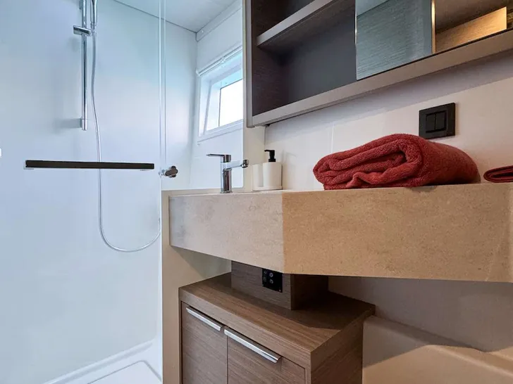 YOFF Lagoon 46 - cabin 1 bathroom YOFF Lagoon 46 - cabin 1 bathroom