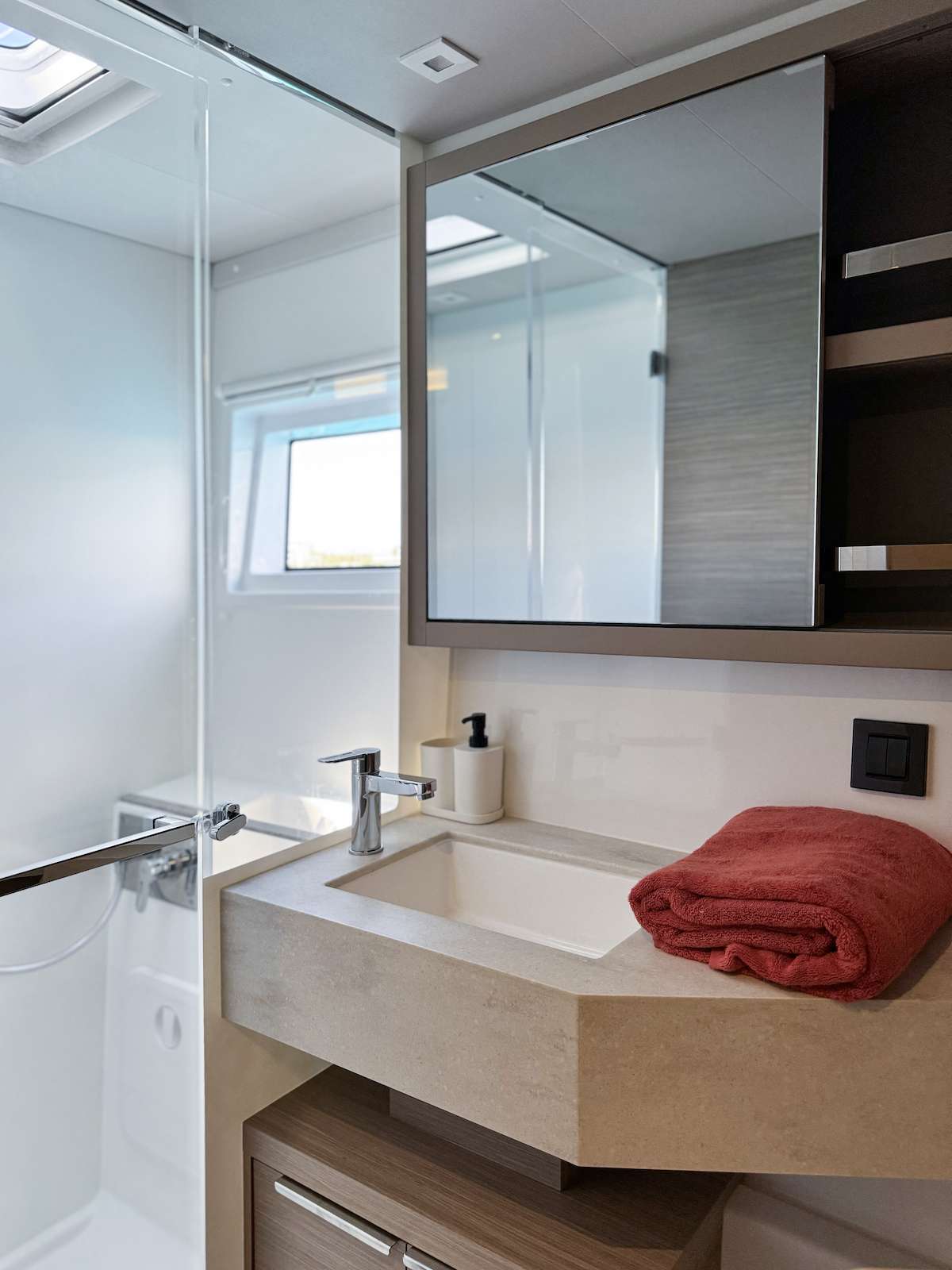 YOFF Lagoon 46 - cabin 2 bathroom