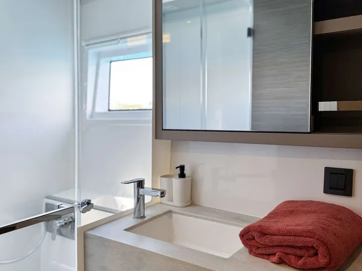 YOFF Lagoon 46 - cabin 2 bathroom YOFF Lagoon 46 - cabin 2 bathroom