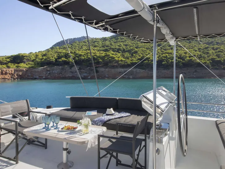 PHANTOM Lagoon 620 - flybridge dining PHANTOM Lagoon 620 - flybridge dining