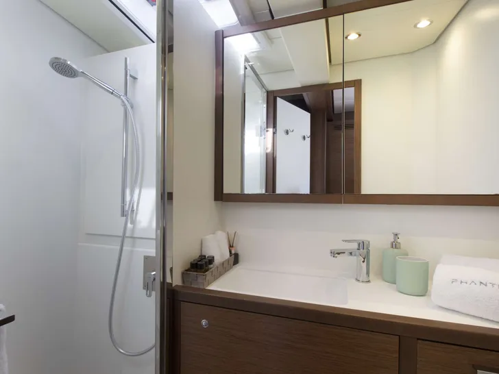 PHANTOM Lagoon 620 - cabin 1 bathroom PHANTOM Lagoon 620 - cabin 1 bathroom