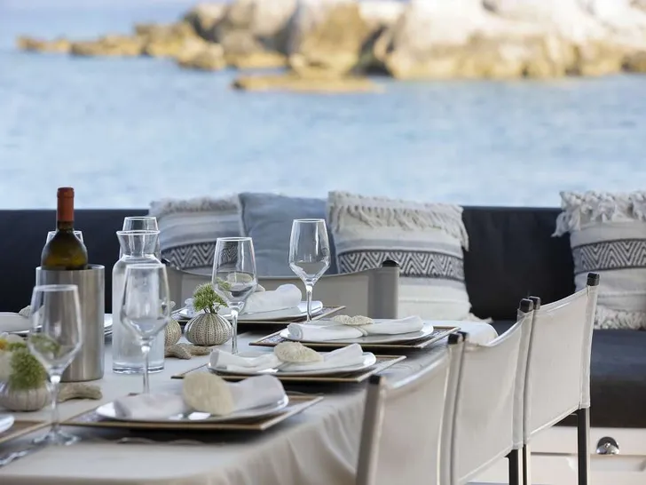 BOOM Lagoon 560 S2 - alfresco dining BOOM Lagoon 560 S2 - alfresco dining