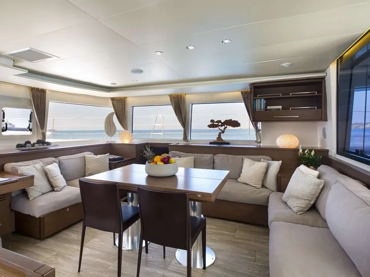 BOOM Lagoon 560 S2 - saloon seating and dining area BOOM Lagoon 560 S2 - saloon seating and dining area