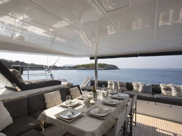 BOOM Lagoon 560 S2 - aft alfresco dining area BOOM Lagoon 560 S2 - aft alfresco dining area