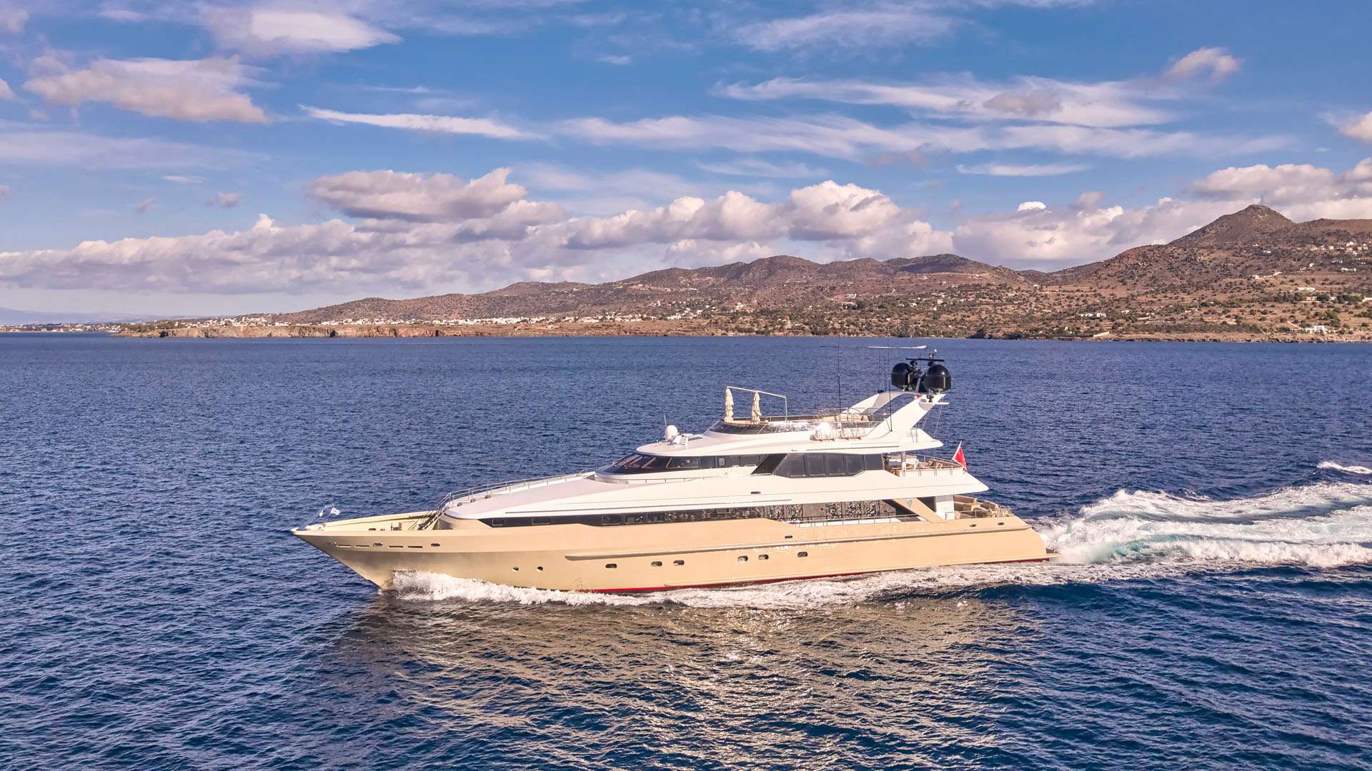 PROMETHEUS I Heesen 45m - cruising across the Greek waterline