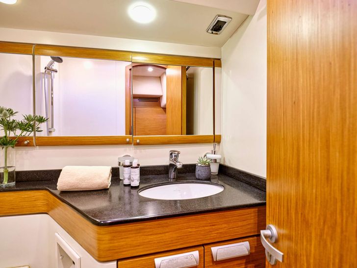 SHOOTING STAR Gianetti 65 - VIP cabin bathroom SHOOTING STAR Gianetti 65 - VIP cabin bathroom