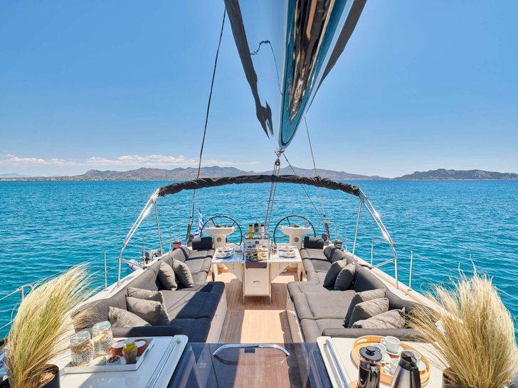SHOOTING STAR Gianetti 65 - upper deck lounge and alfresco dining area SHOOTING STAR Gianetti 65 - upper deck lounge and alfresco dining area
