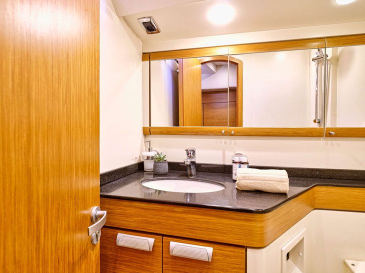 SHOOTING STAR Gianetti 65 - twin cabin bathroom SHOOTING STAR Gianetti 65 - twin cabin bathroom