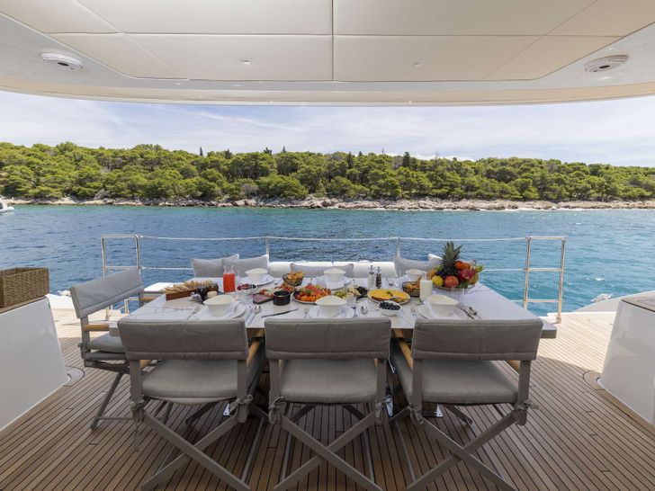 MR SI Sunreef 60 - aft alfresco dining set up MR SI Sunreef 60 - aft alfresco dining set up