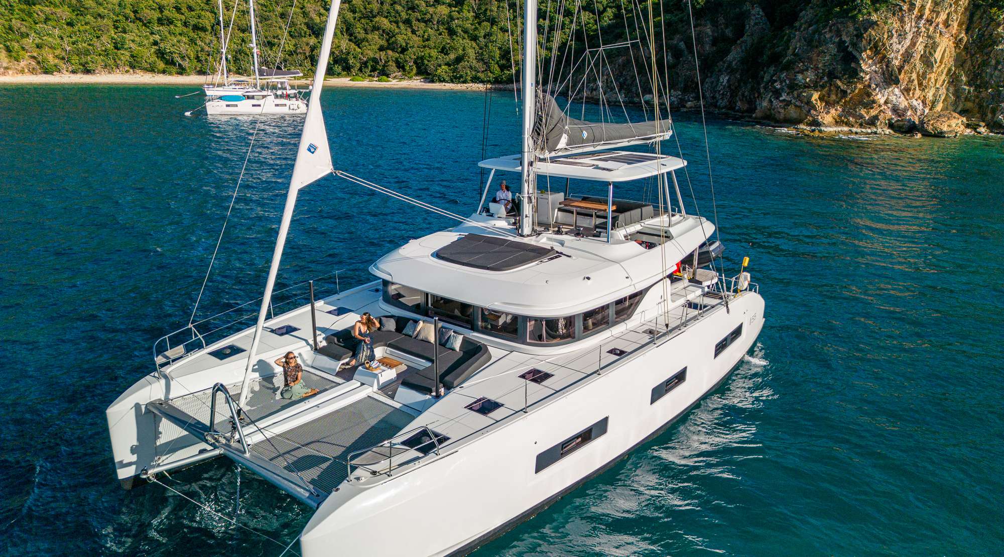 VALINOR Winter Lagoon 55 - anchored