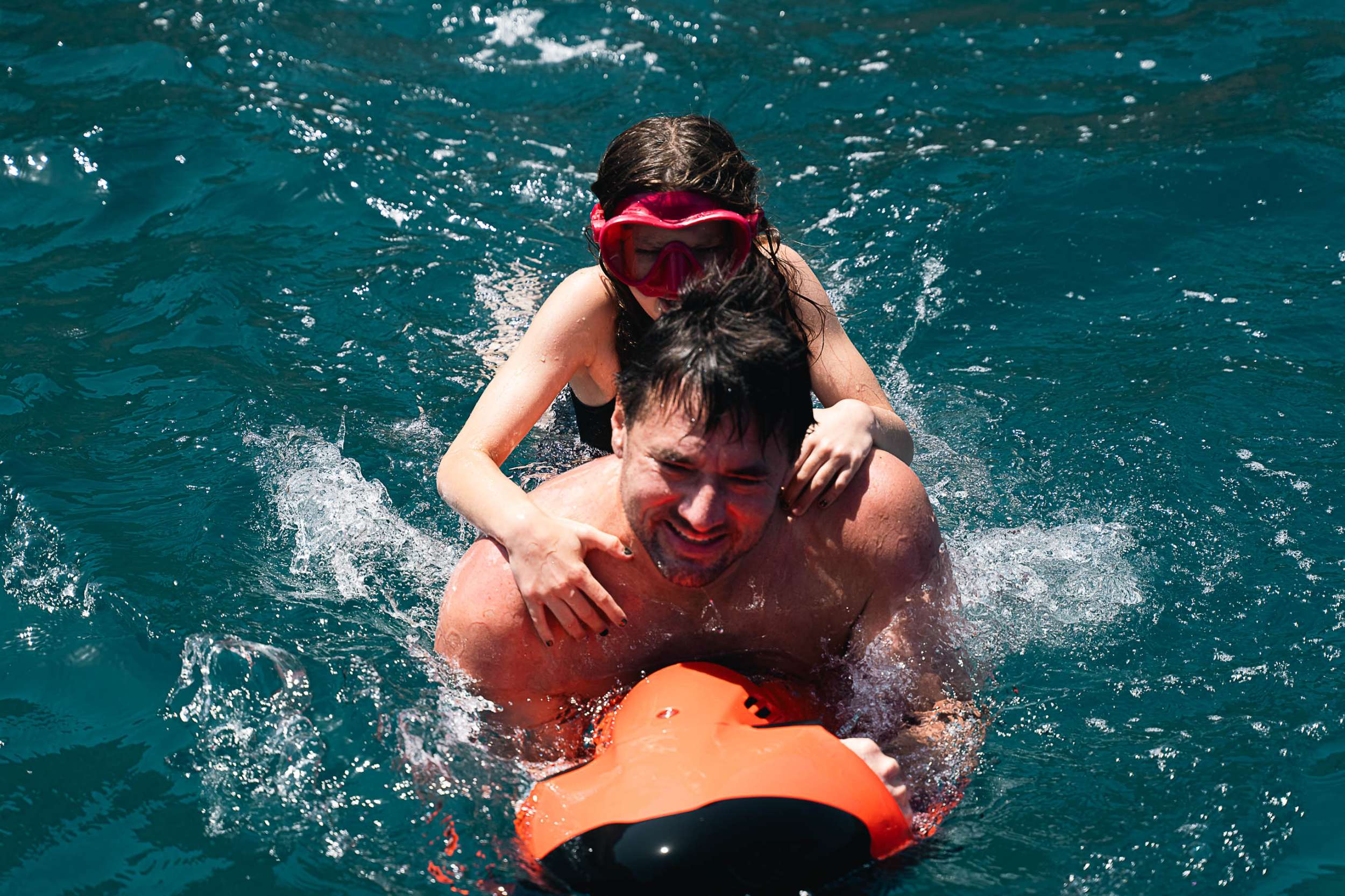 VALINOR Winter Lagoon 55 - guests using the sea bob