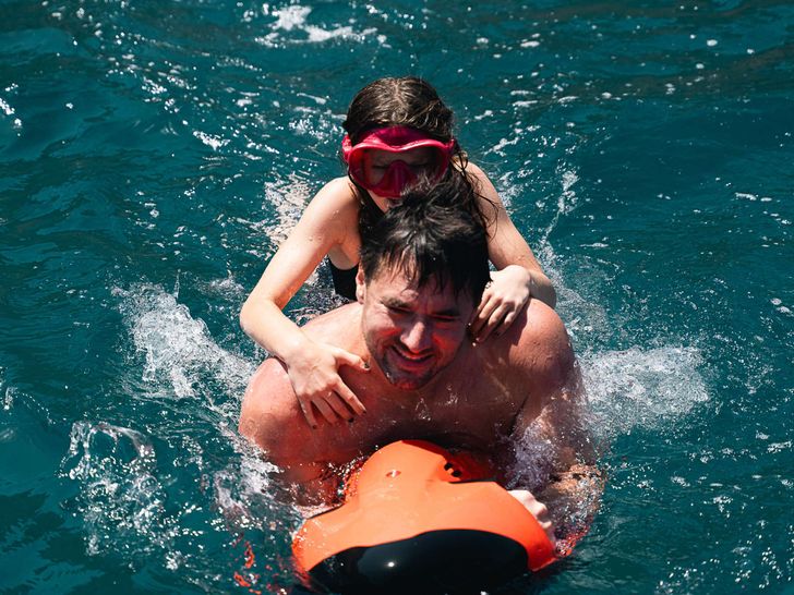 VALINOR Winter Lagoon 55 - guests using the sea bob VALINOR Winter Lagoon 55 - guests using the sea bob