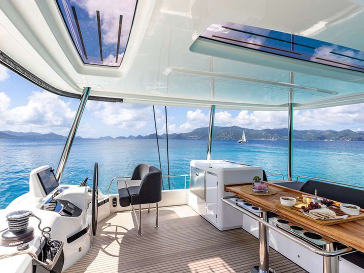 VALINOR Winter Lagoon 55 - flybridge VALINOR Winter Lagoon 55 - flybridge