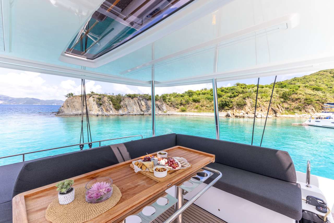 VALINOR Winter Lagoon 55 - flybridge dining area