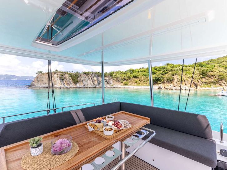 VALINOR Winter Lagoon 55 - flybridge dining area VALINOR Winter Lagoon 55 - flybridge dining area