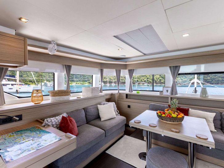 VALINOR Winter Lagoon 55 - saloon lounge VALINOR Winter Lagoon 55 - saloon lounge