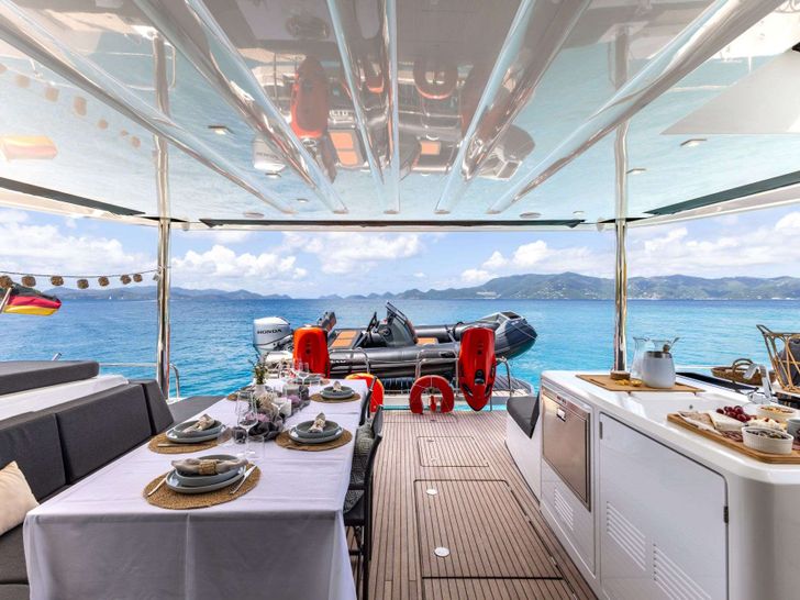 VALINOR Winter Lagoon 55 - aft deck VALINOR Winter Lagoon 55 - aft deck