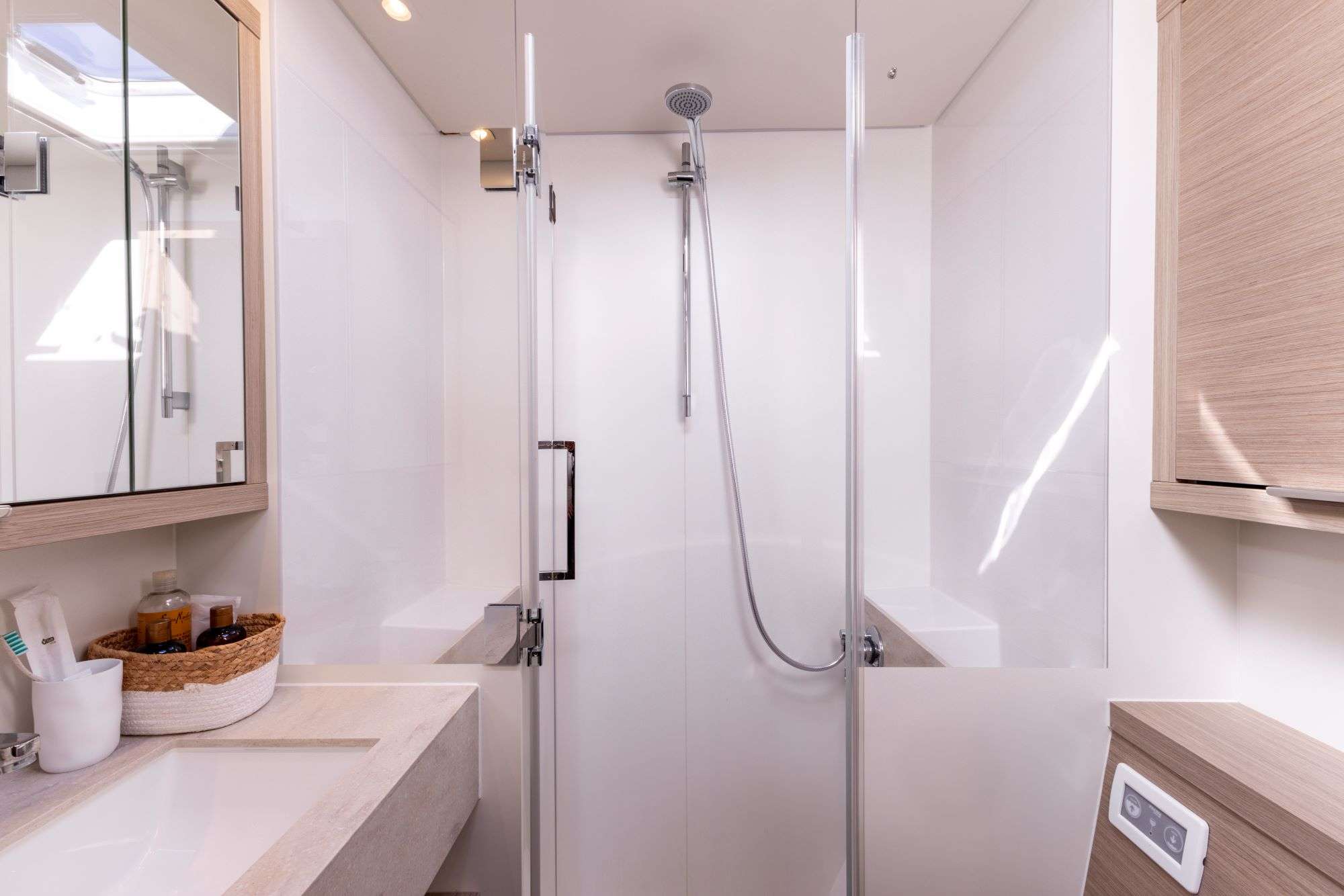 VALINOR Winter Lagoon 55 - master cabin bathroom