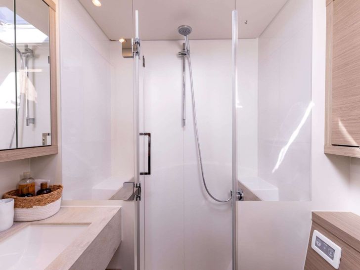 VALINOR Winter Lagoon 55 - master cabin bathroom VALINOR Winter Lagoon 55 - master cabin bathroom