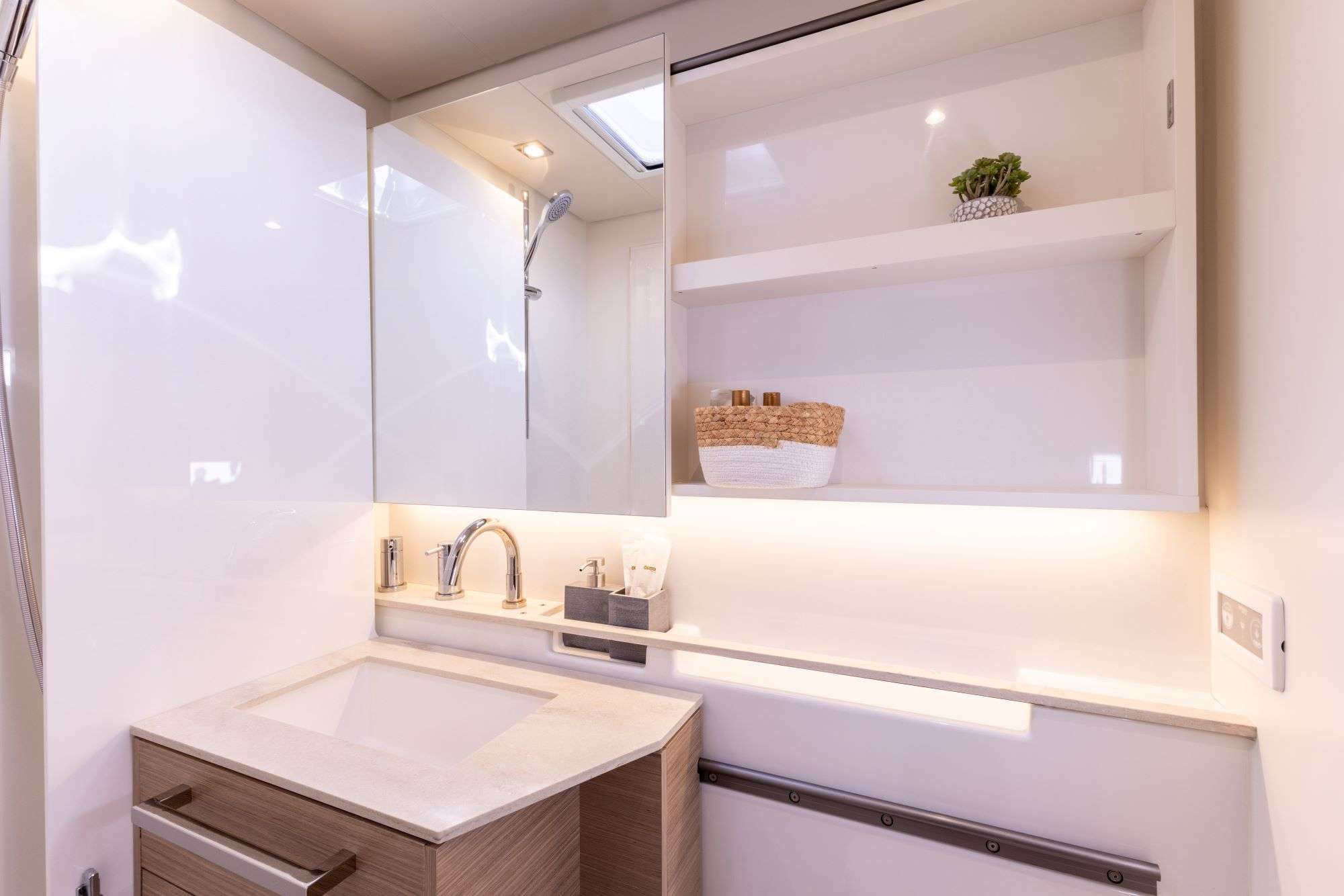 VALINOR Winter Lagoon 55 - VIP cabin 1 bathroom