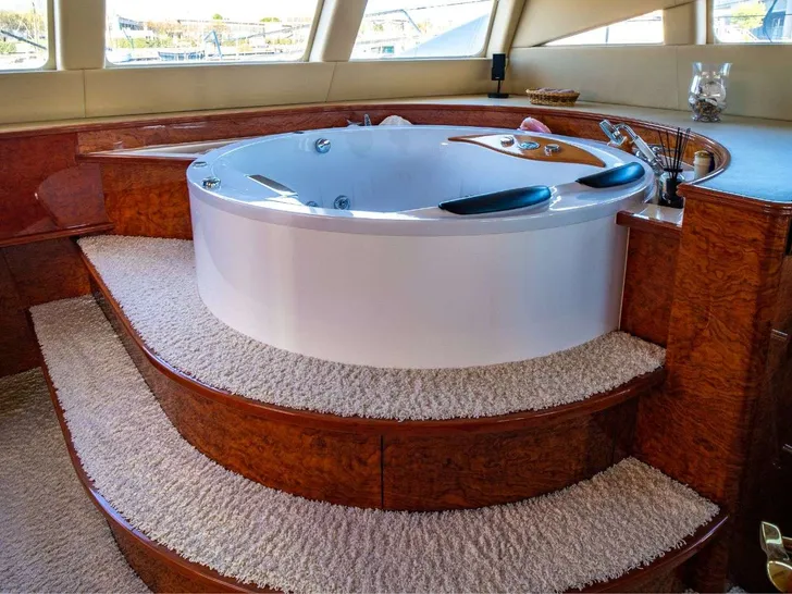 HOUBARA Sunreef 82 DD - master cabin jacuzzi HOUBARA Sunreef 82 DD - master cabin jacuzzi