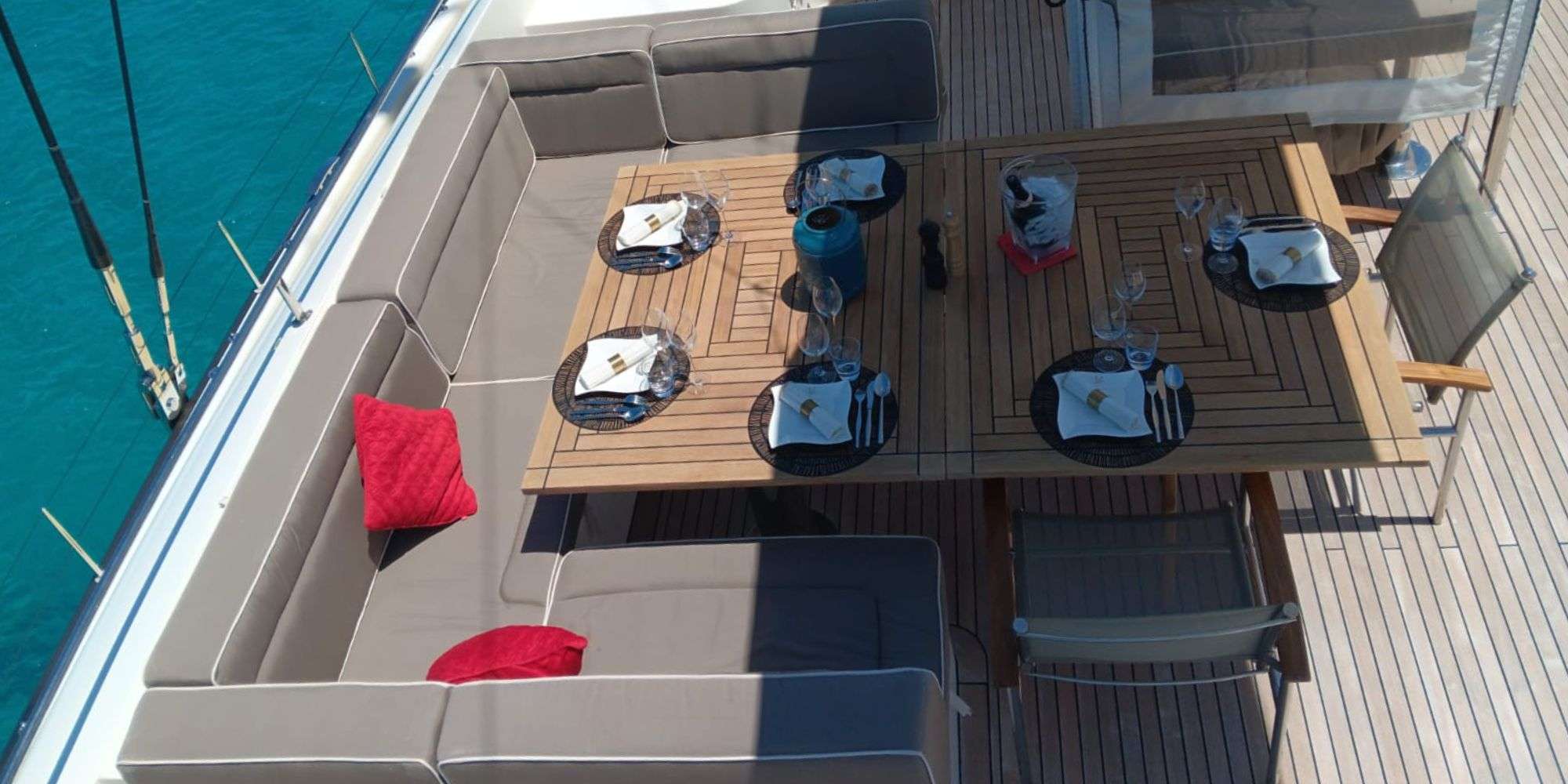 HOUBARA Sunreef 82 DD - alfresco dining set up
