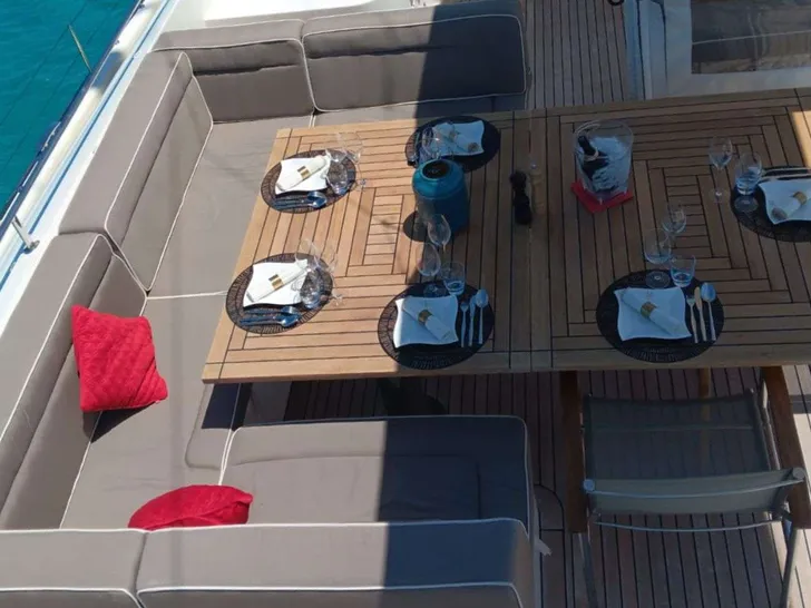 HOUBARA Sunreef 82 DD - alfresco dining set up HOUBARA Sunreef 82 DD - alfresco dining set up