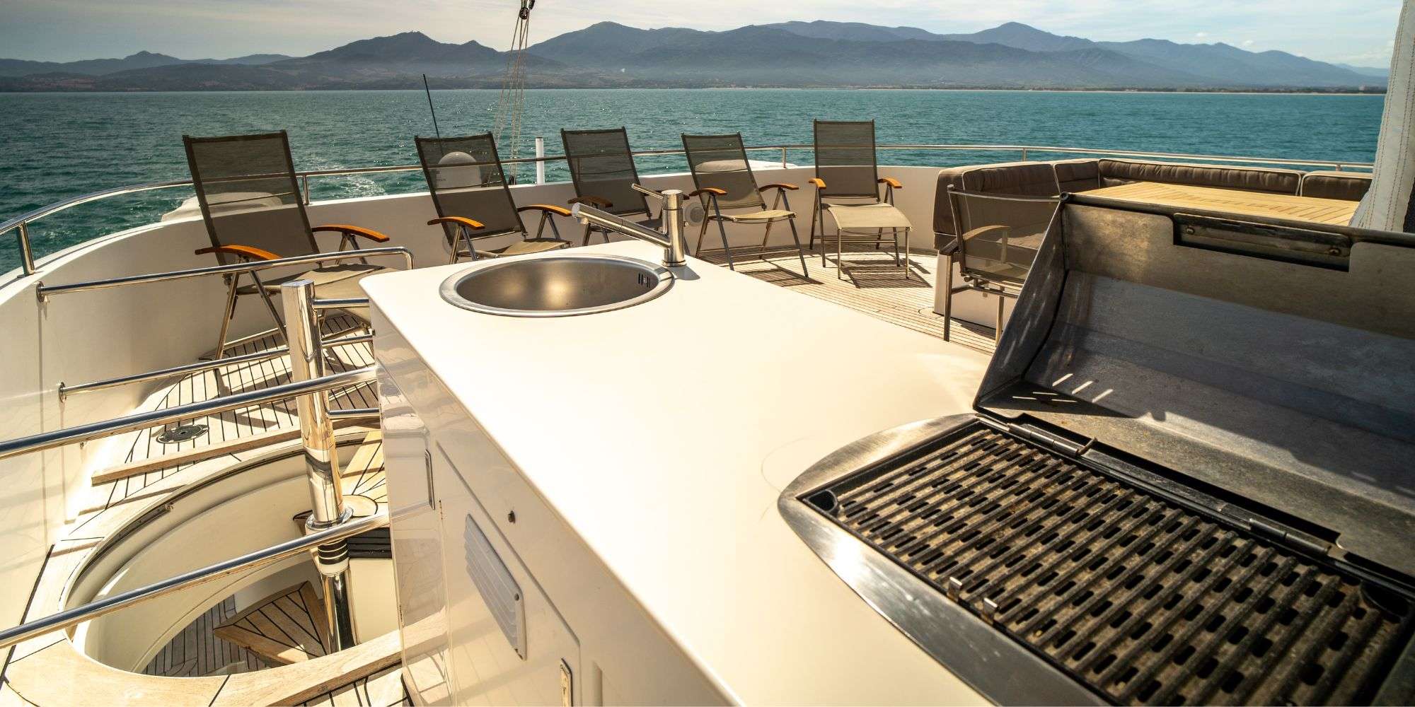 HOUBARA Sunreef 82 DD - flybridge grill