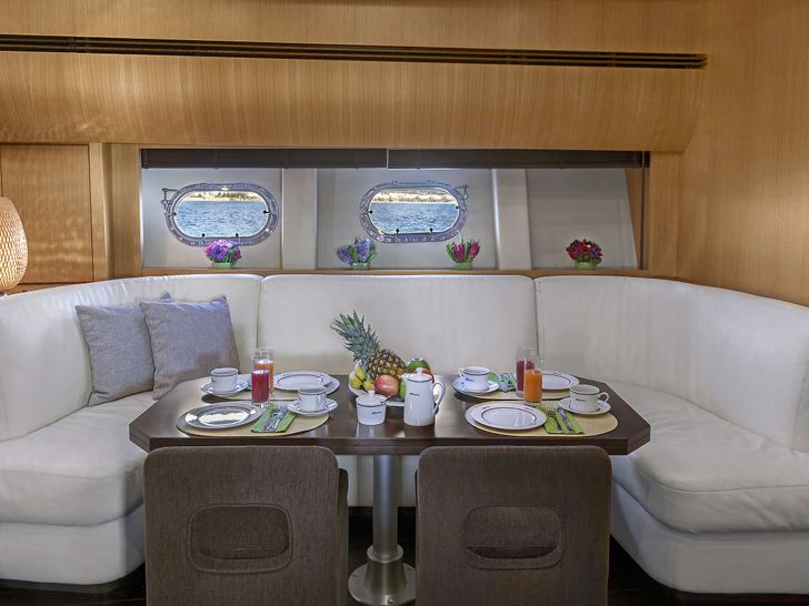 DUNE Alfamarine 72,saloon dining area DUNE Alfamarine 72,saloon dining area