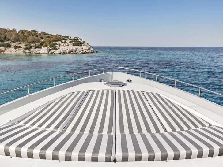 DUNE Alfamarine 72,foredeck bronzing area DUNE Alfamarine 72,foredeck bronzing area