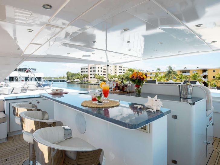 A PLACE IN THE SUN Broward 100 - flybridge bar area A PLACE IN THE SUN Broward 100 - flybridge bar area