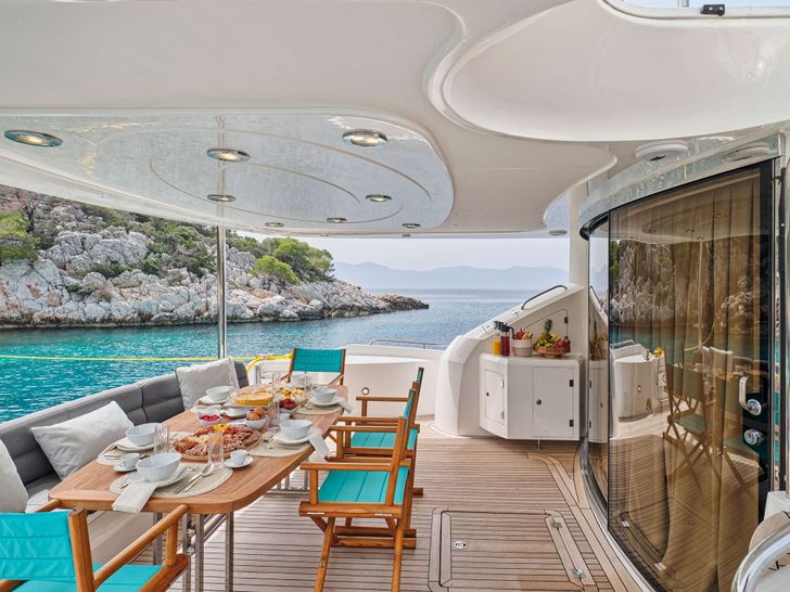 M FIVE Sunseeker 75 Yacht - aft deck dining M FIVE Sunseeker 75 Yacht - aft deck dining
