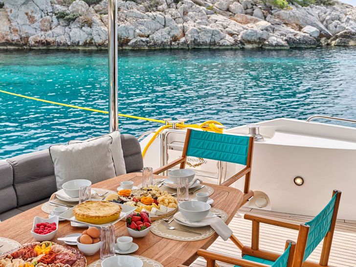 M FIVE Sunseeker 75 Yacht - alfresco dining set up M FIVE Sunseeker 75 Yacht - alfresco dining set up