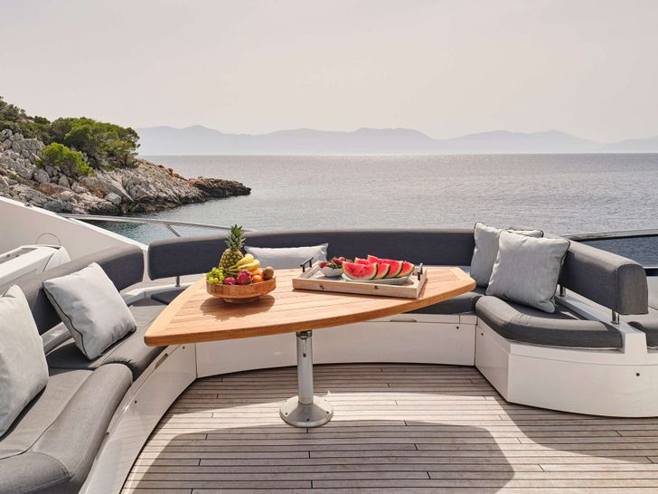 M FIVE Sunseeker 75 Yacht - flybridge dining M FIVE Sunseeker 75 Yacht - flybridge dining