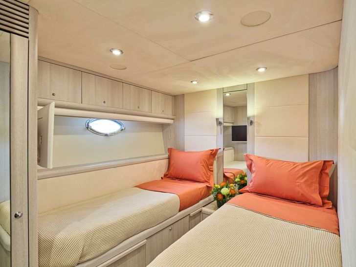 M FIVE Sunseeker 75 Yacht - twin cabin M FIVE Sunseeker 75 Yacht - twin cabin