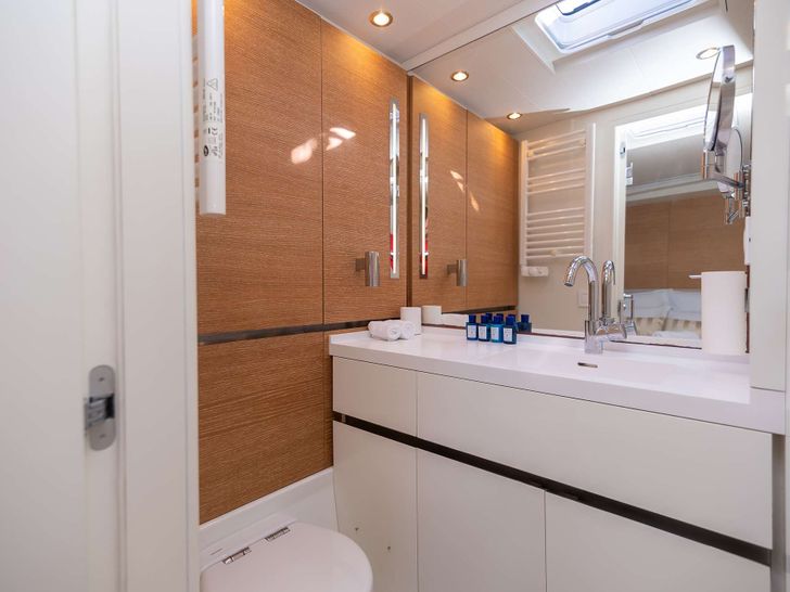 BUBBLES CNB 76 - master cabin bathroom BUBBLES CNB 76 - master cabin bathroom