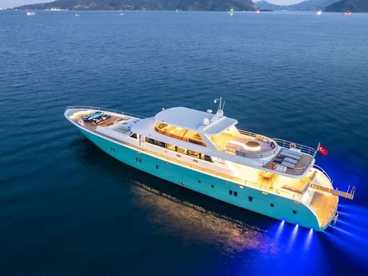 DEEP WATER Custom 39 m at night DEEP WATER Custom 39 m at night