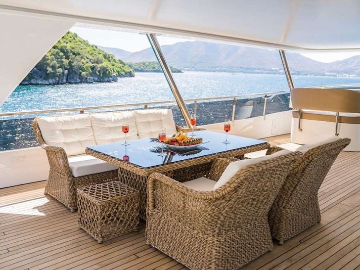 DEEP WATER Custom 39 m alfresco dining set up DEEP WATER Custom 39 m alfresco dining set up