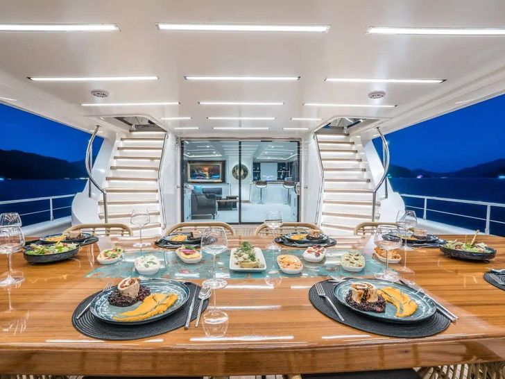 DEEP WATER Custom 39m - alfresco dining DEEP WATER Custom 39m - alfresco dining