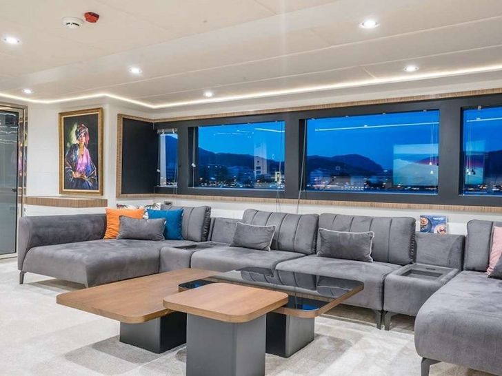 DEEP WATER Custom 39 m saloon seating DEEP WATER Custom 39 m saloon seating