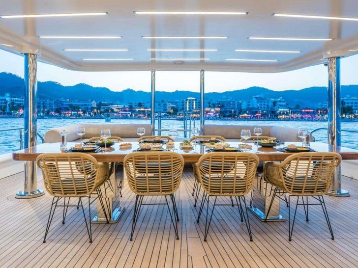 DEEP WATER Custom 39m - alfresco dining set up DEEP WATER Custom 39m - alfresco dining set up