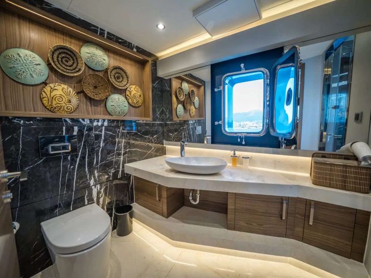 DEEP WATER Custom 39m - master cabin bathroom DEEP WATER Custom 39m - master cabin bathroom